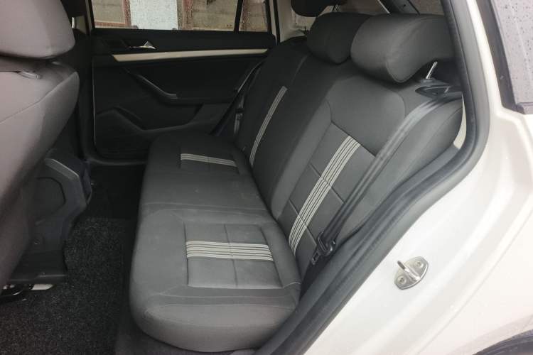 Used Volkswagen Gran Lavida 2015 1.6L Automatic Fashion Edition Left Rear Seat