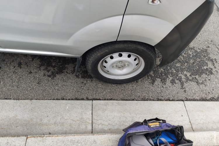 Used Jinbei Hiace X30 2023 1.5L Super-Comfortable Passenger Van 5/6/7-Seater Non-Air-Conditioned Version Model SWC15M Right Front Wheel Hub