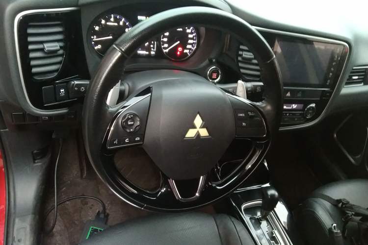 Used Mitsubishi Outlander 2016 2.4L 4x4 Luxury Edition 7-Seater Steering Wheel