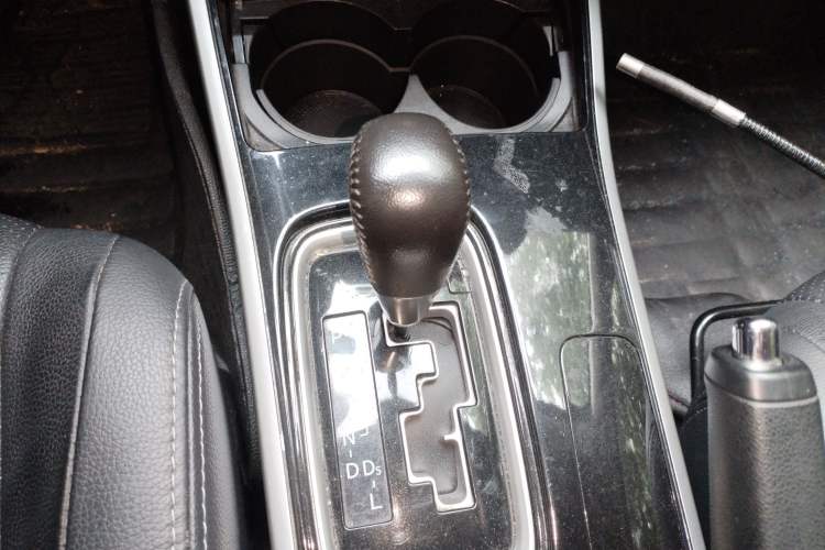 Used Mitsubishi Outlander 2018 2.0L Two-Wheel Drive Glory Edition 5 Seats Gear Lever