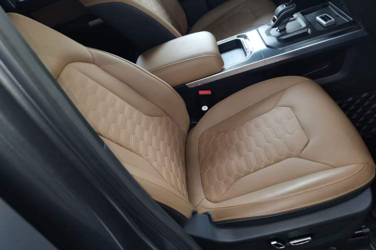 Used 212 T01 2024 2.0T Explorer
