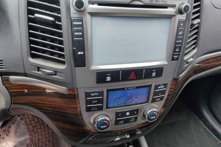 Used Hyundai Santa Fe Classic 2012 2.4 Comfort Edition 7-Seater Four-Wheel Drive Audio And AC Panel