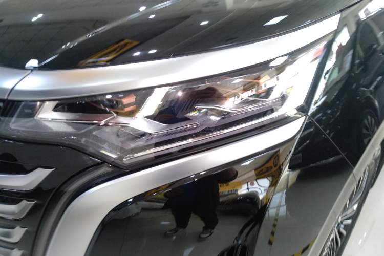 Used Denza D9 2025 DM-i Intelligent Drive 1020 Four-Wheel Drive Flagship Model
