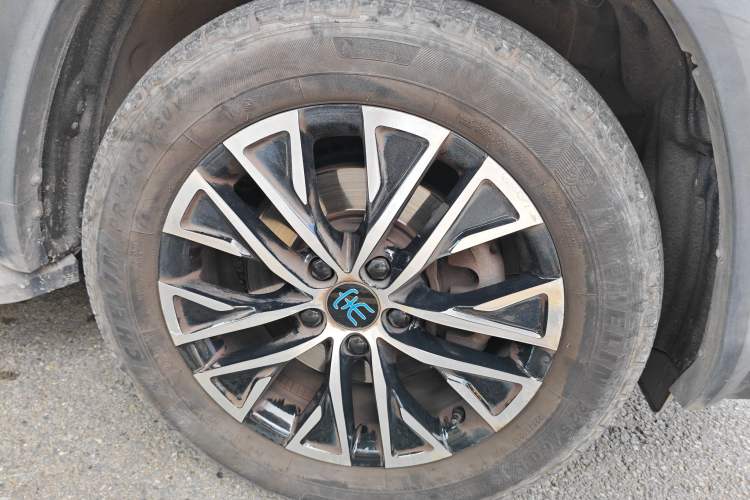 Used BYD Song New Energy 2017 Song DM 1.5TID All-Wheel Drive Luxury Model Right Front Wheel Hub