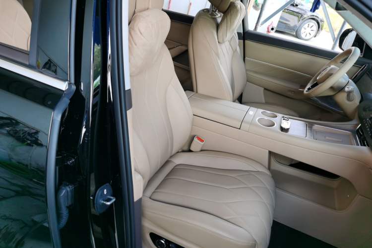 Used Hima AITO M8 2025 Extended-Range Max+ Version 53.4 kWh 6-Seater Edition Right Front Seat