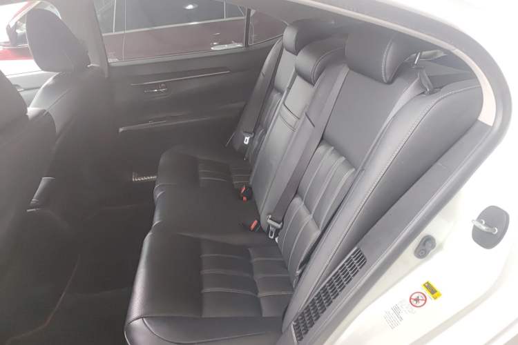 Used Lexus ES 2015 300h Comfort Edition
