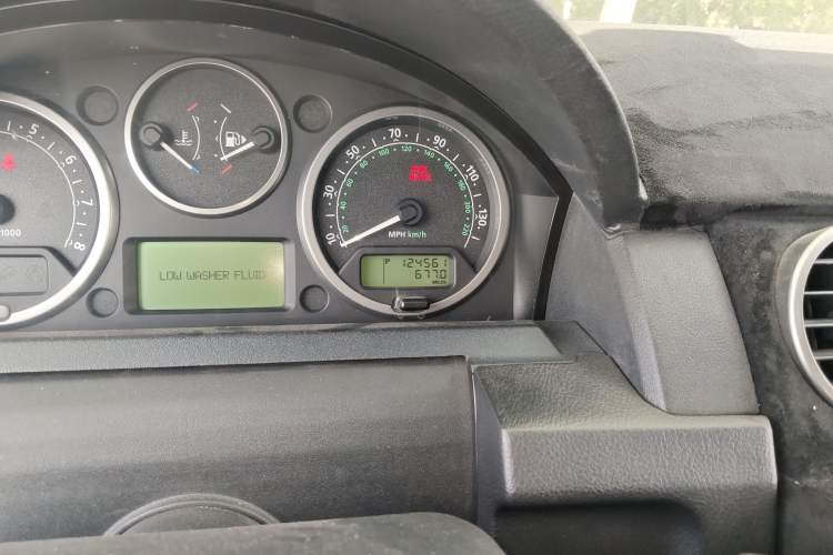 Used Land Rover Discovery  Odometer Close Up