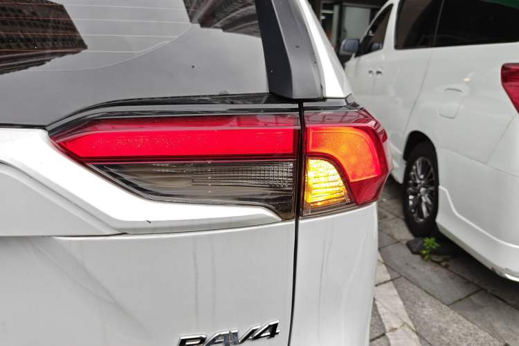 Used Toyota RAV4 2022 2.0L CVT Two-Wheel Drive Fashion Edition Right Rear Taillight