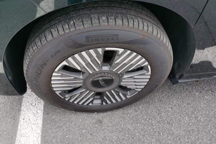 Used Geely Galaxy LEVC L380 2024 140-Degree 6-Seater All-Wheel-Drive Ultra Exterior 4