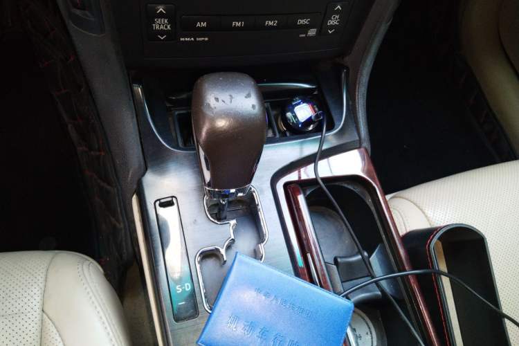 Used Toyota Crown 2011 2.5L Royal Special Edition with Leather and Sunroof Gear Lever