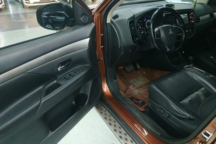 Used Mitsubishi Outlander 2013 2.4L Four-Wheel Drive Luxury Navigation Version 7 Seats