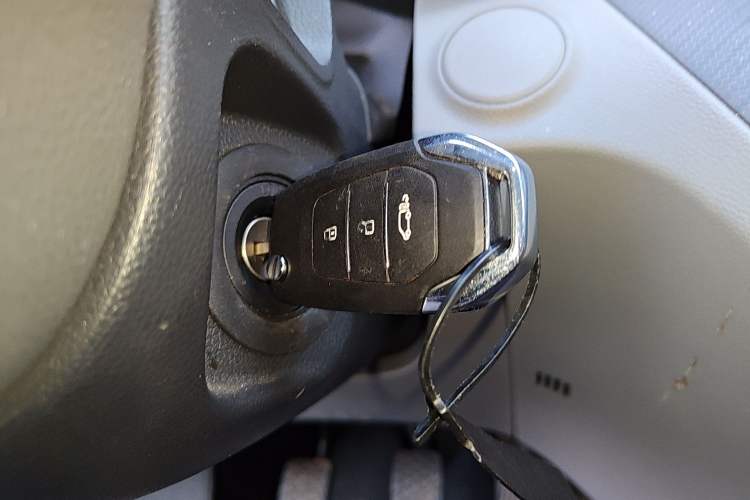 Used SAIC MAXUS Xintu V90 2024 Zhiyun 2.0T Manual Rear-Drive Extended-Wheelbase Ultra-High-Roof Model with Dual Rear Tires and 3 Seats
