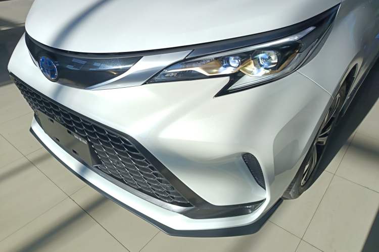 Used Toyota Granvia 2023 2.5L Hybrid Flagship VIP Edition
