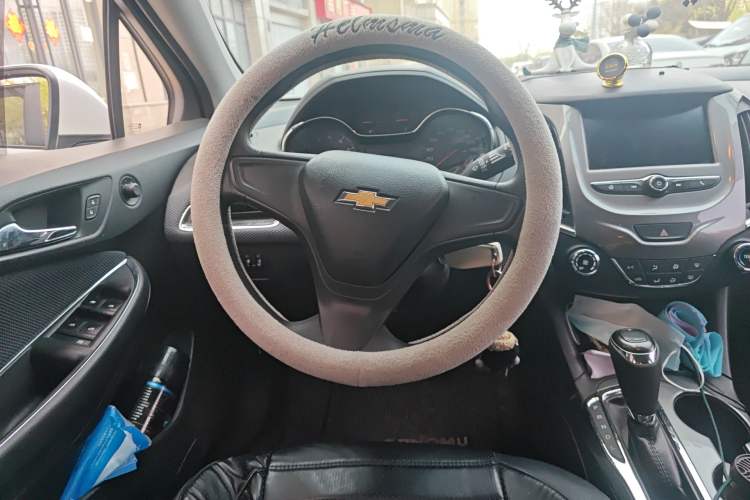 Used Chevrolet Cruze 2017 1.5L Hatchback Automatic Pioneer Sunroof Edition
