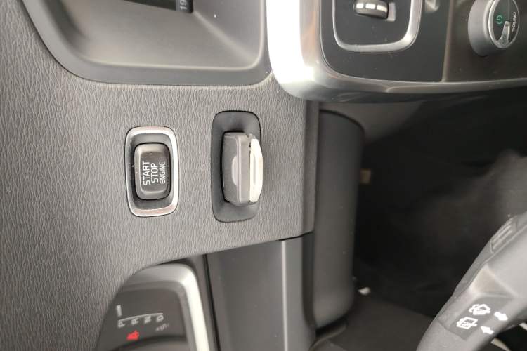 Used Volvo V60 2014 T5 Zhiyi Edition
