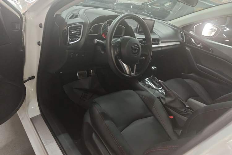 Used Mazda 3 Axela 2014 Sedan 1.5L Automatic Luxury Model
