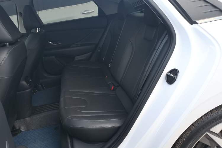 Used Hyundai Elantra 2022 1.5L CVT LUX Prestige Edition Interior 4