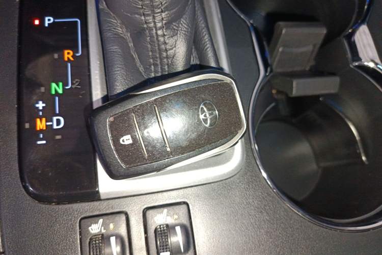 Used Toyota Highlander 2018 2.0T Four-Wheel Drive Luxury Version 7 Seats China VI Standard Vehicle Key