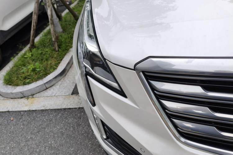 Used Cadillac XT5 2018 28T Four-Wheel Drive Luxury Model Right Front Headlight