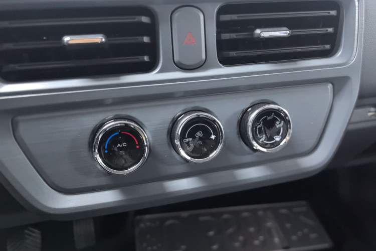 Used Wuling Yangguang 2024 300KM Comfort Version Passenger Van 75kW