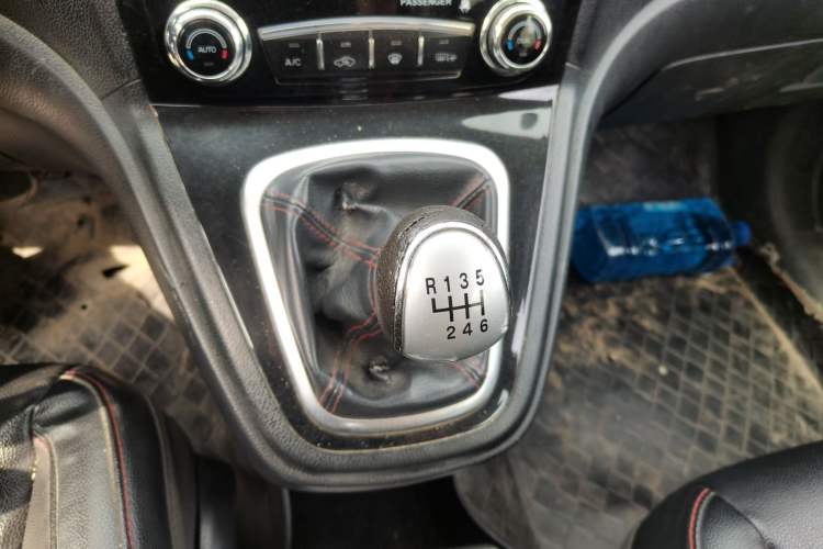 Used Haval H6 2013 Upgraded Model 1.5T Manual Two-Wheel Drive Elite Version Gear Lever
