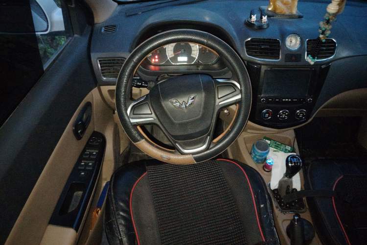 Used Wuling Hongguang 2014 1.2L S Comfort Model China IV Steering Wheel