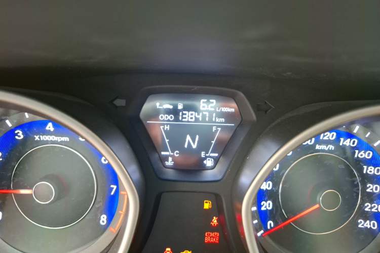 Used Hyundai Elantra (5th Generation / Langdong) 2016 1.6L Automatic Smart Version