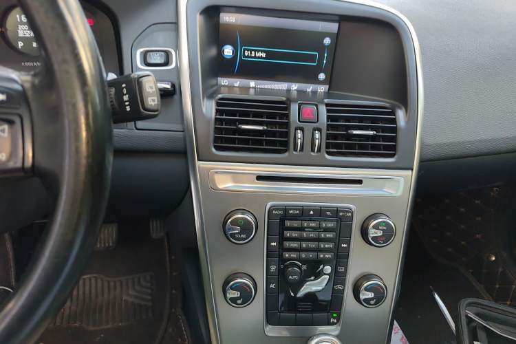 Used Volvo XC60 2013 T5 Comfort Edition Audio And AC Panel