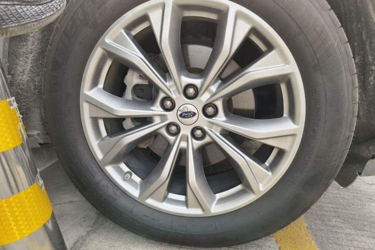 Used Ford Explorer 2020 EcoBoost 285 Rear-Drive Trend Edition 7-Seater Right Front Wheel Hub