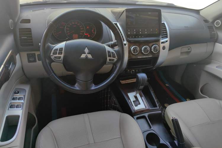 Used Mitsubishi Pajero Sport 2013 3.0L Automatic Two-Wheel Drive Luxury Edition Center Console