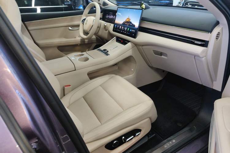 Used Hima AITO M5 2025 Extended-Range Ultra All-Wheel-Drive Version Right Front Seat