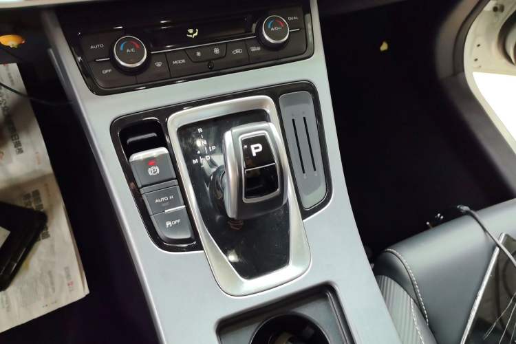 Used Geely Auto Emgrand X7 Sport 2021 Million Edition 1.8TD DCT Two-Wheel Drive Comfort Model Gear Lever