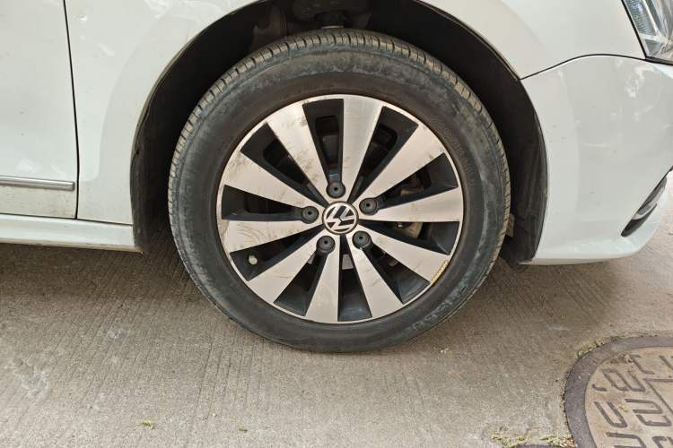 Used Volkswagen Sagitar 2018 1.6L Manual Comfort Model Right Front Wheel Hub