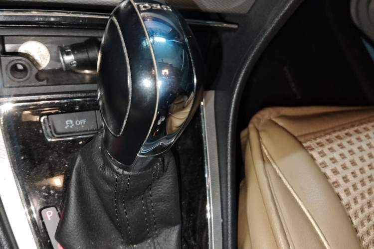 Used Volkswagen Gran Lavida 2013 1.4 TSI Automatic Comfort Model Gear Lever