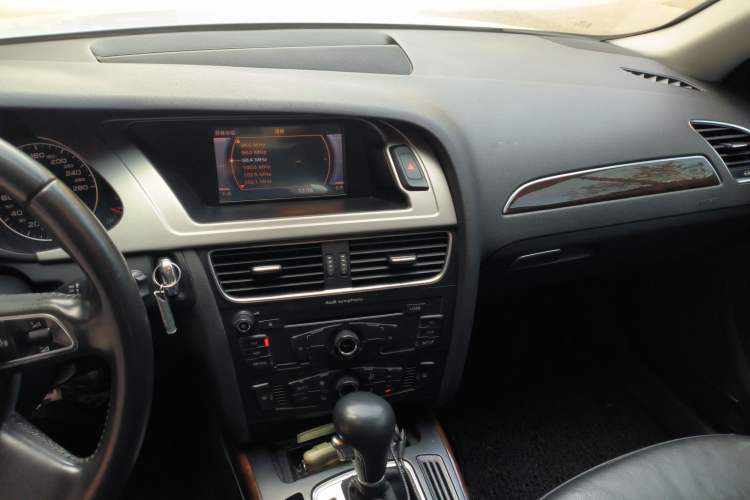 Used Audi A4L 2012 2.0 TFSI automatic Comfort trim level