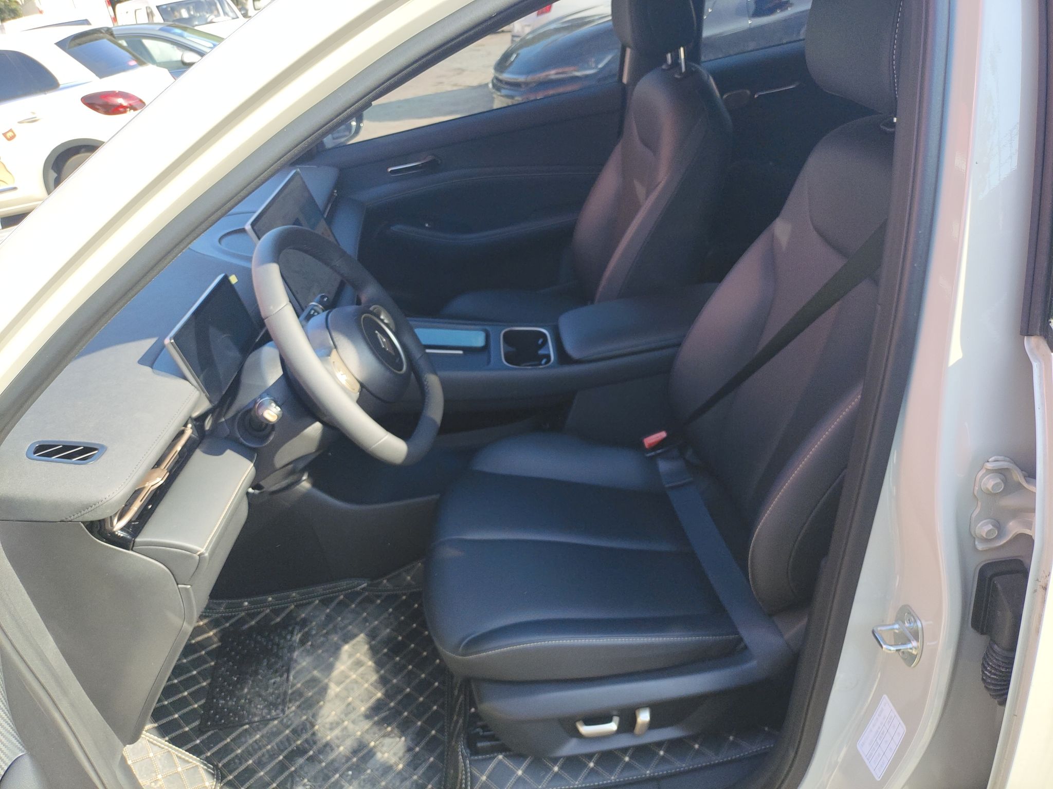 المقاعد الأمامية داخل السيارة