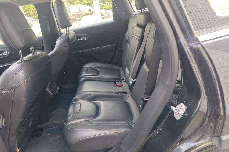 Used Jeep Cherokee 2017 2.0L Superior Edition
