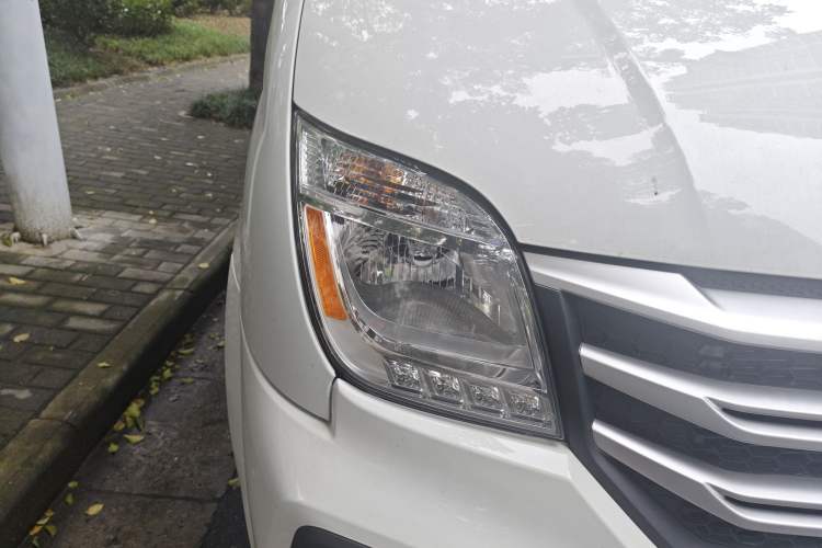 Used SAIC MAXUS Xintu V80 2025 Value Edition Aoyuntong 2.0T Manual Long Wheelbase Mid-Height Design 127 Ps 6/7/9-Seater
