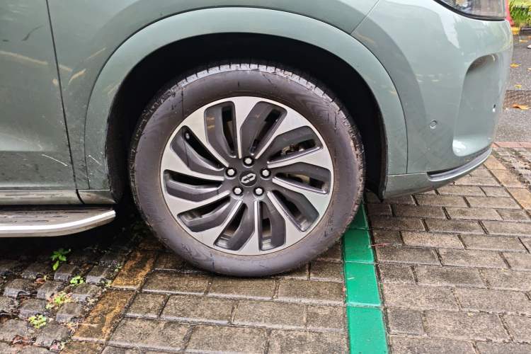 Used Hima AITO M7 2022 1.5T Rear-Drive Comfort Edition Right Front Wheel Hub