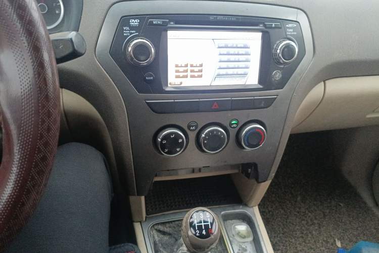 Used JMC Yuhu 7 2012 2.4T Two-Wheel Drive Manual Luxury Edition JX4D24
