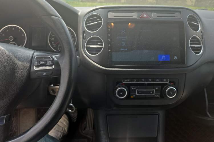 Used Volkswagen Tiguan 2010 2.0 TSI Automatic All-Wheel-Drive Elite Edition Audio And AC Panel