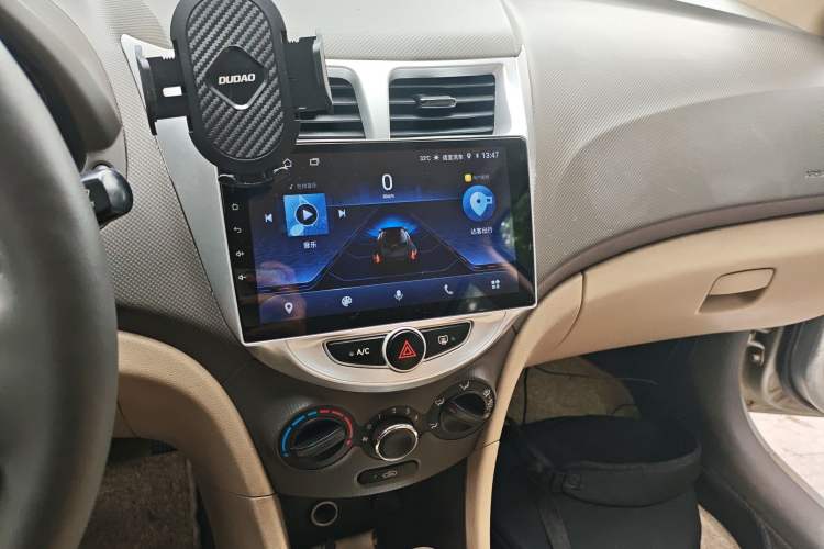 Used Hyundai Verna (older generation) 2010 Sedan 1.4L Automatic Comfort Model GS Audio And AC Panel