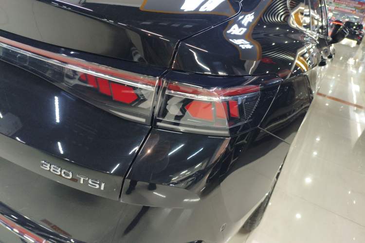 Used Volkswagen Magotan 2024 380TSI DSG Prestige Edition DaMai Package Right Rear Taillight