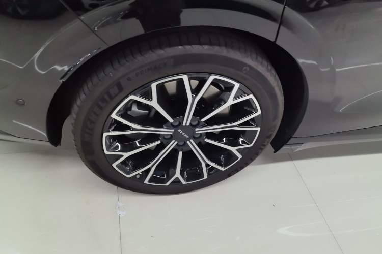 Used Zeekr 007GT 2025 Rear-Drive Intelligent Driving Version 75 kWh Right Rear Wheel Hub