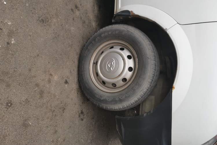 Used SAIC MAXUS Xintu V80 2017 2.5T 6-Speed Manual Aoyuntong National V Short Wheelbase Mid-Height 5/6/10-Seater Right Front Wheel Hub