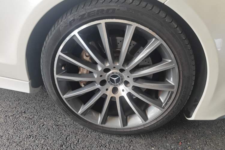 Used Mercedes-Benz CLS 2017 CLS 320 Elegant Edition Right Front Wheel Hub