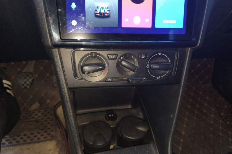 Used Volkswagen Jetta 2013 1.6L Manual Fashion Edition Audio And AC Panel