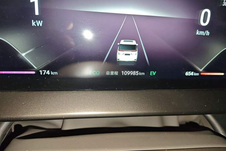 Used Denza D9 2022 DM-i 970 Four-Wheel Drive Flagship Model Odometer Close Up