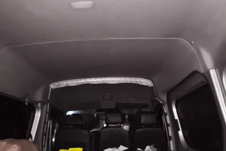 Used Dongfeng Yufeng 2018 2.5T Logistics Vehicle A100 Short Wheelbase Mid-Roof 5-9 Seater China V Standard ZD25 Headliner