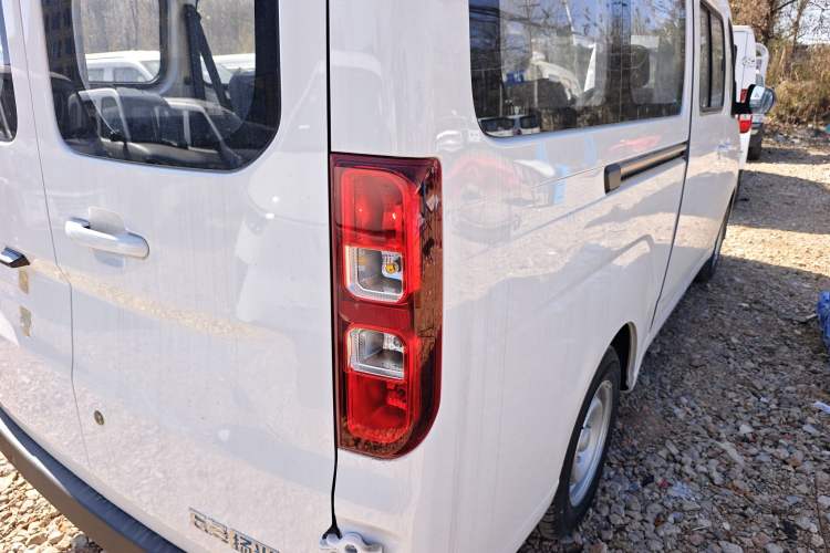 Used Wuling Yangguang 2024 300KM Comfort Version Passenger Van 75kW Exterior 6